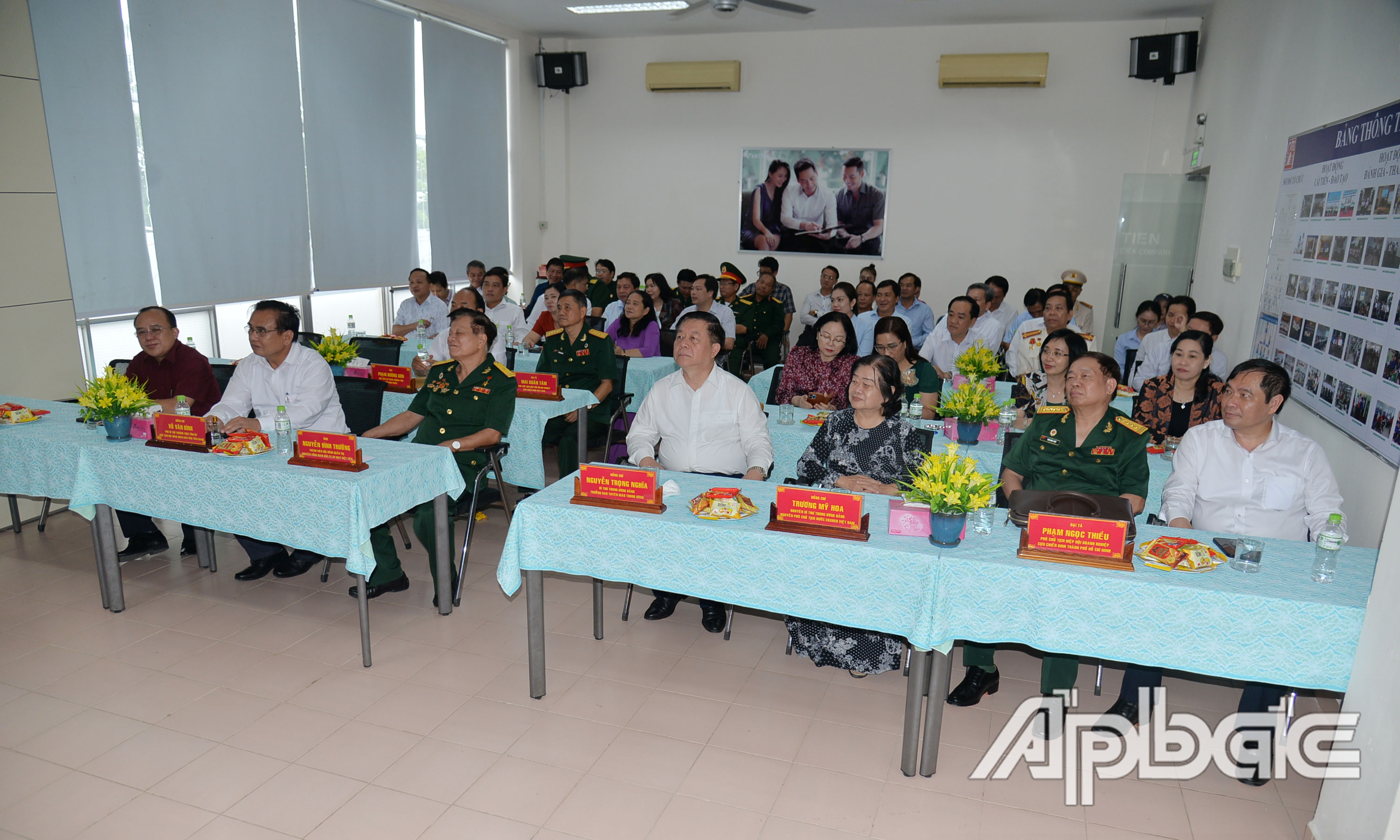 Đồng chí Nguyễn Trọng Nghĩa đến thăm Công ty cổ phần May Công Tiến.