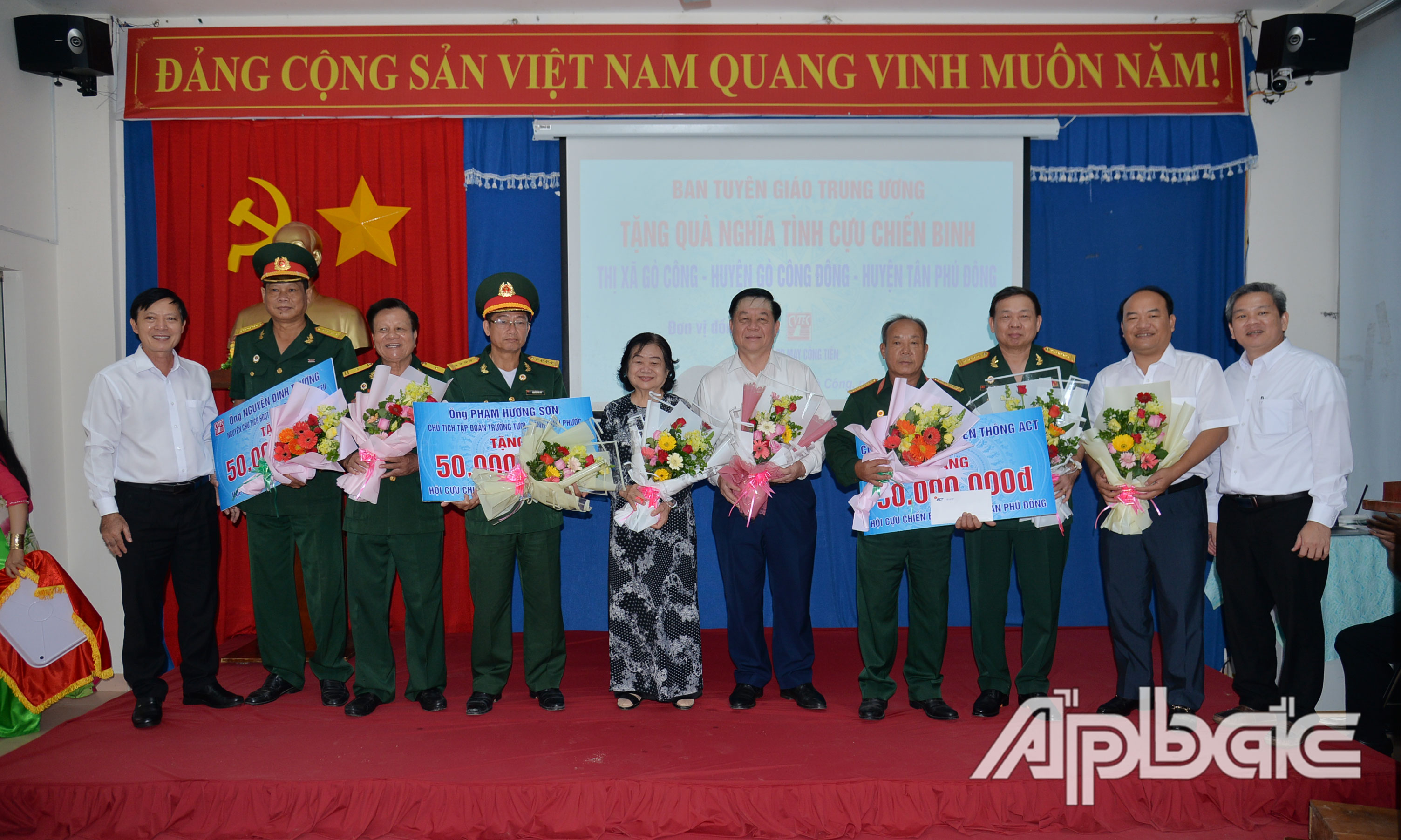 Đồng chí Nguyễn Trọng Nghĩa trao tặng quà cho cựu chiến binh có hoàn cảnh khó khăn tại TX. Gò Công, huyện Gò Công Đông và Tân Phú Đông cho đại diện Hội Cựu chiến binh cấp huyện.