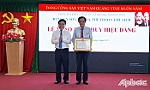 Trao Huy hiệu 30 năm tuổi Đảng cho đồng chí Nguyễn Đức Đảm