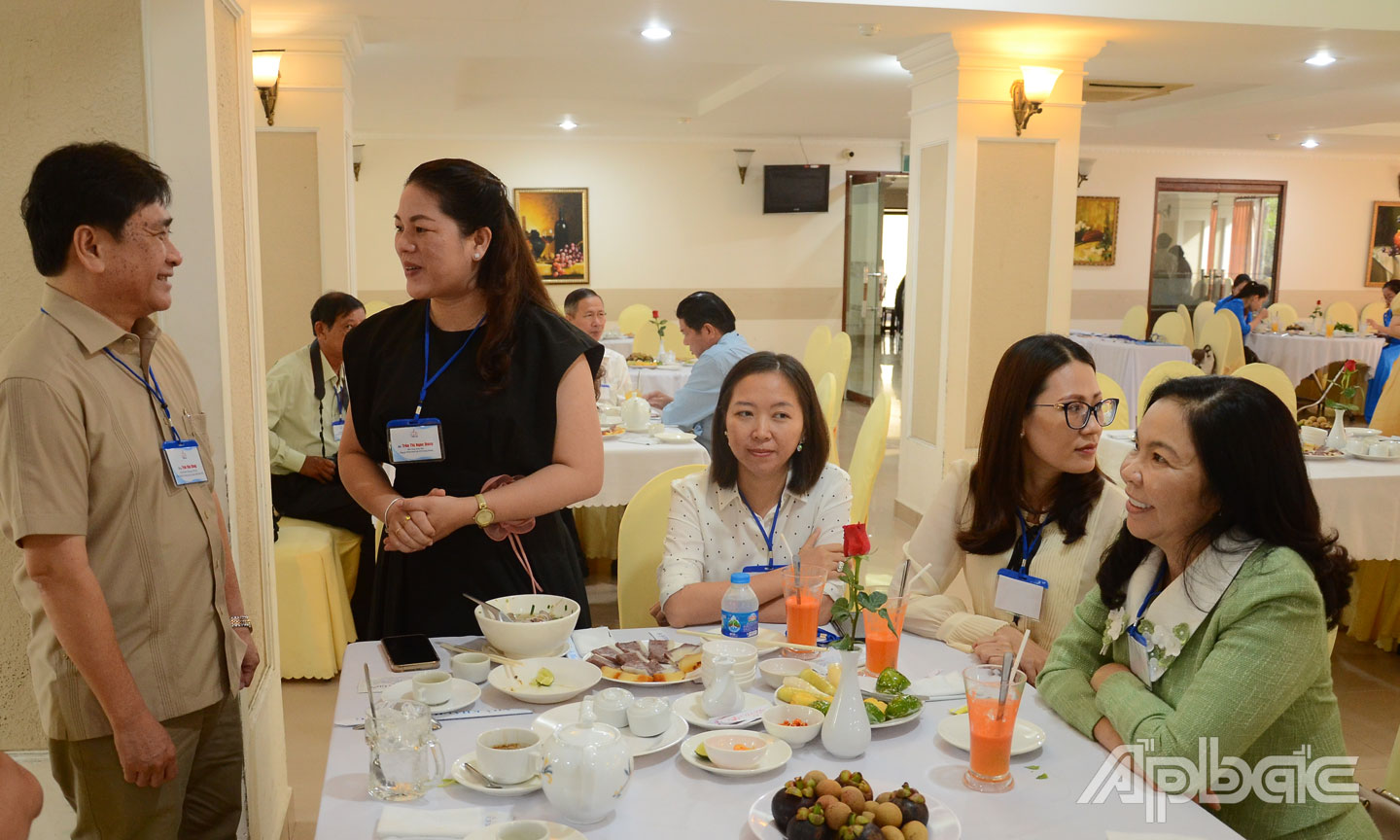 Lãnh đạo tỉnh Tiền Giang trao đổi, thăm hỏi DN tại buổi Cà phê doanh nhân. 
