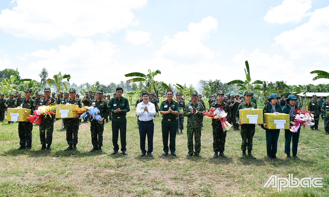 Lãnh đạo tỉnh, huyện tặng quà, động viên cho lực lượng Quân sự hoàn thành nhiệm vụ thực binh.