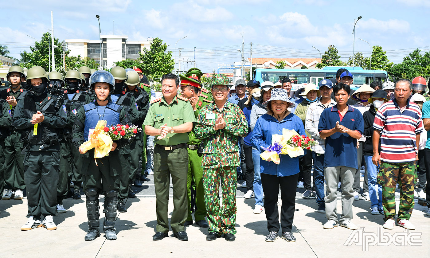 Ban Giám đốc Công an tỉnh, lãnh đạo huyện tặng quà, động viên cho lực lượng Công an hoàn thành nhiệm vụ thực binh.