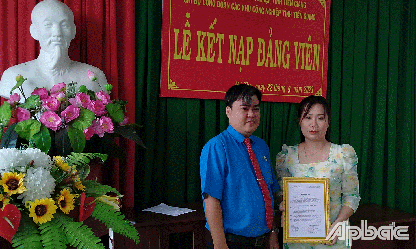 Đảng ủy Các khu công nghiệp tỉnh Tiền Giang kết nạp 3 đảng viên mới