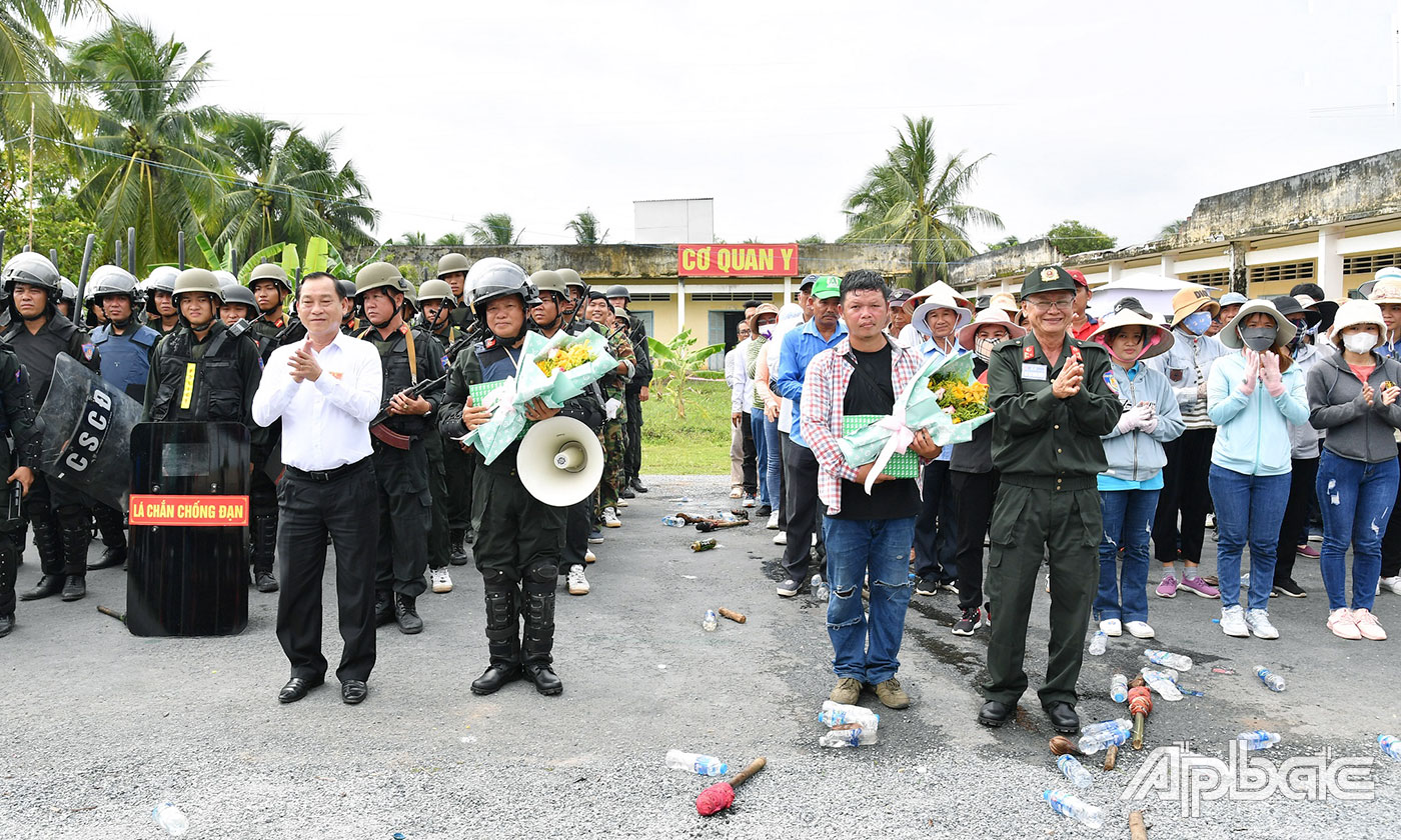 Đồng chí Nguyễn Văn Vĩnh tặng hoa và quà động viên cho lực lượng Công an hoàn thành nhiệm vụ thực binh.