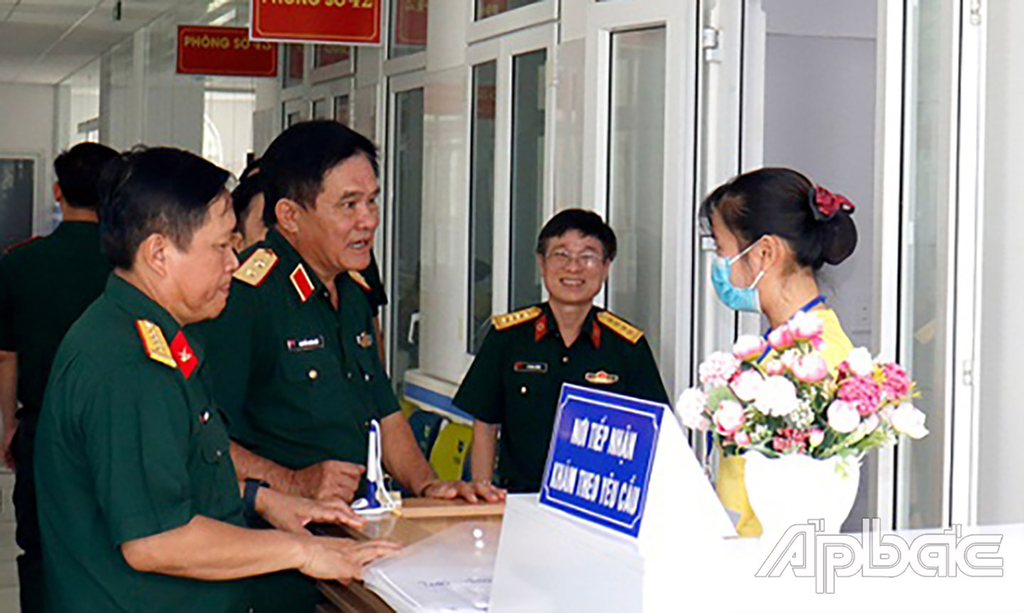 Trung tướng Nguyễn Xuân Dắt - Tư lệnh QK9 tham quan Khu khám VIP ngày 07/9/2023