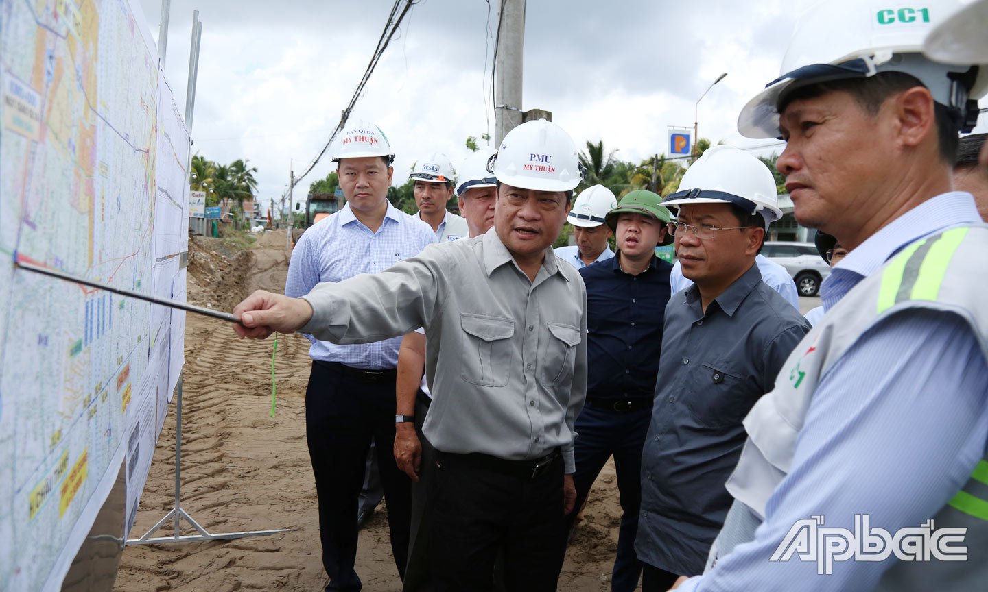 Thứ trưởng Bộ GTVT Nguyễn Duy Lâm kiểm tra tiến độ Dự án Cầu Rạch Miễu 2.