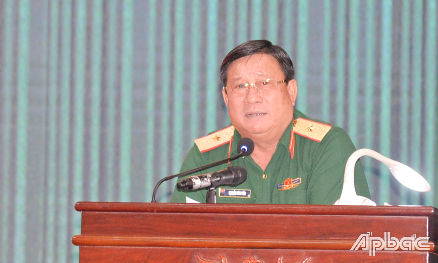 Thiếu tướng Nguyễn Văn Tiền, Phó Tư lệnh Quân khu 9 ghi nhận, và đánh giá cao những kết quả đạt được trong thực hiện Luật Sĩ quan tại Bộ CHQS tỉnh Tiền Giang.