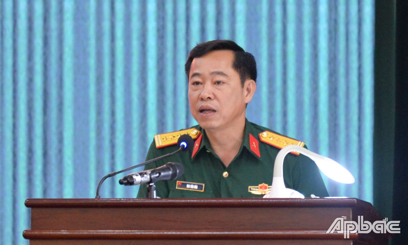 Đại tá Mai Văn Hòa, Chính ủy Bộ Chỉ huy Quân sự tỉnh Tiền Giang phát biểu tại hội nghị.