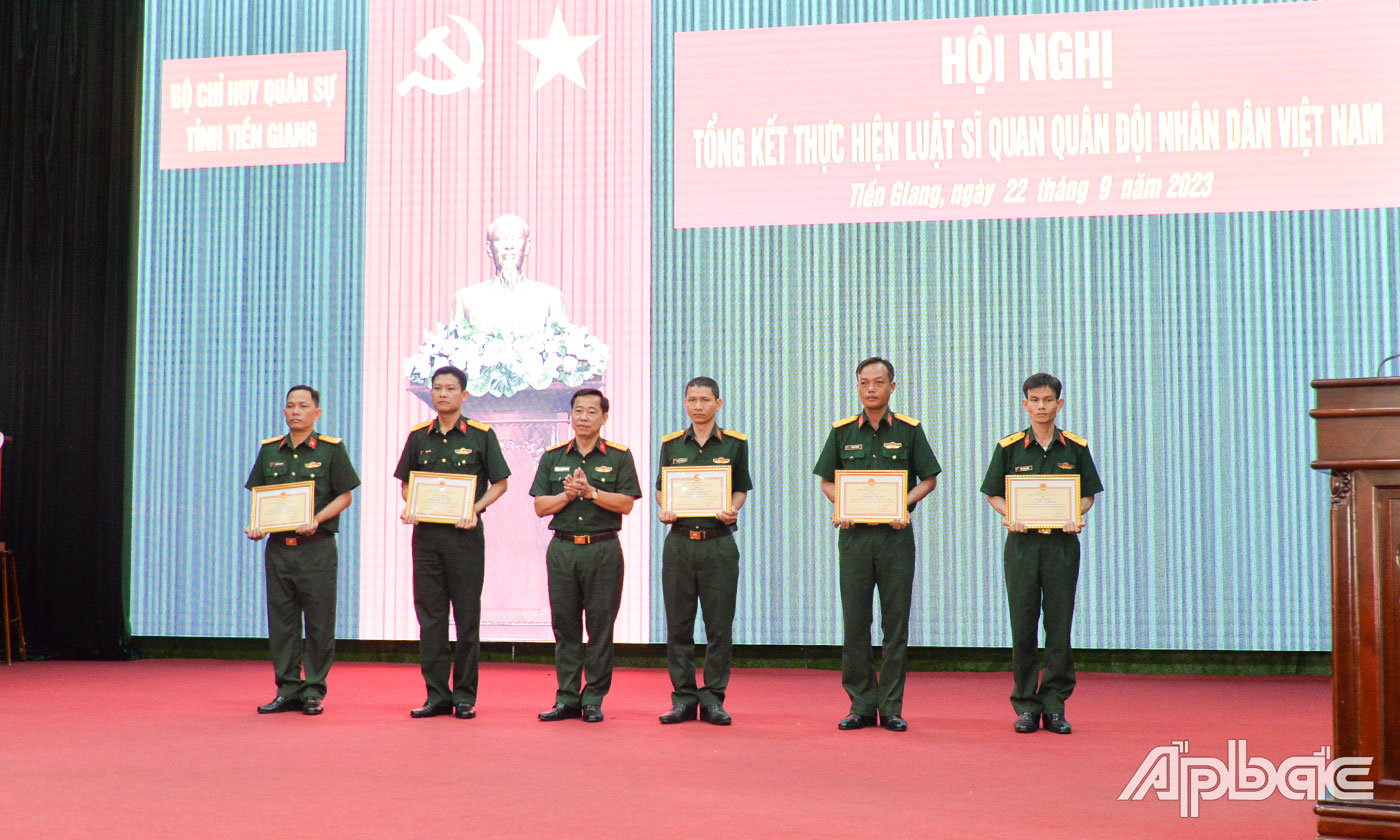 6 cá nhân có thành tích tốt trong thực hiện Luật Sĩ quan nhận Giấy khen của Bộ Chỉ huy Quân sự tỉnh Tiền Giang.
