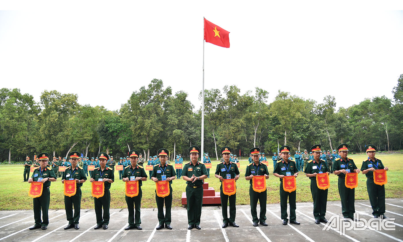 Trung tá Tạ Minh Trí, Phó Tham mưu trưởng Bộ CHQS tỉnh Tiền Giang tặng Cờ lưu niệm cho các đơn vị.