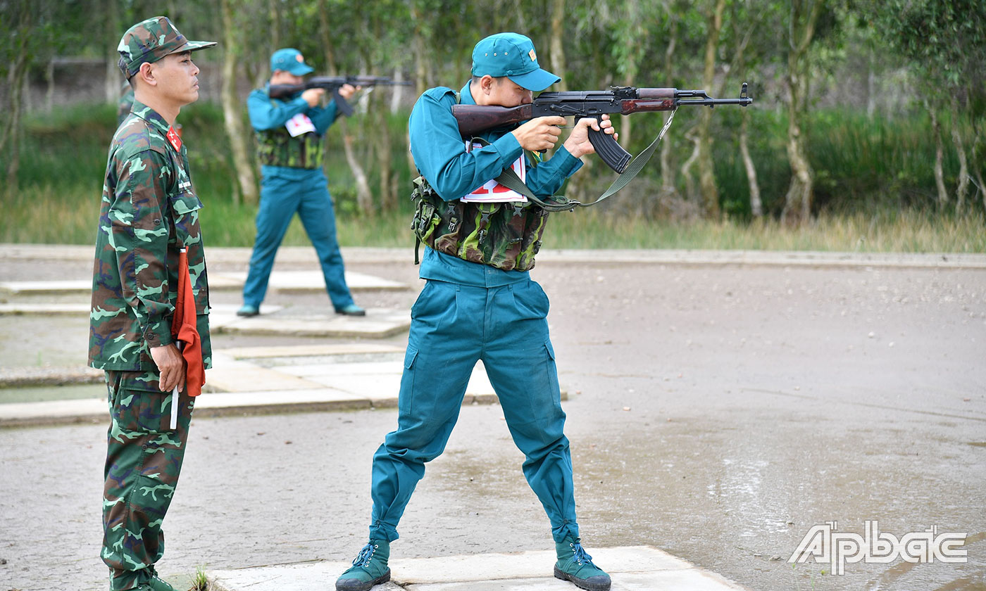 Các vận động viên tham gia kiểm tra bắn súng tiểu liên AK bài 1 đối với nội dung 3 môn Quân sự phối hợp.