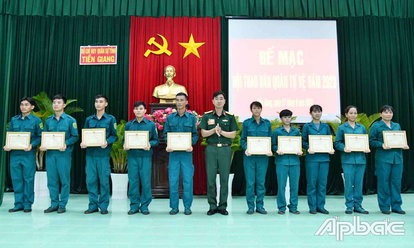 Trung tá Phạm Trọng Thủy, Phó Chủ nhiệm Hậu cần, Bộ CHQS tỉnh trao Giấy khen cho các tập thể đạt giải toàn năng 3 môn Quân sự phối hợp.
