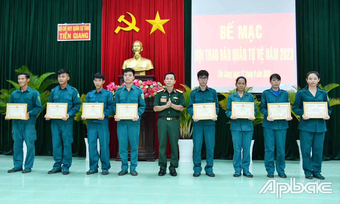 Thượng tá Chung Văn Đăng, Chánh Thanh tra Quốc phòng, Bộ CHQS tỉnh trao Giấy khen cho các cá nhân đạt giải toàn năng 3 môn Quân sự phối hợp.