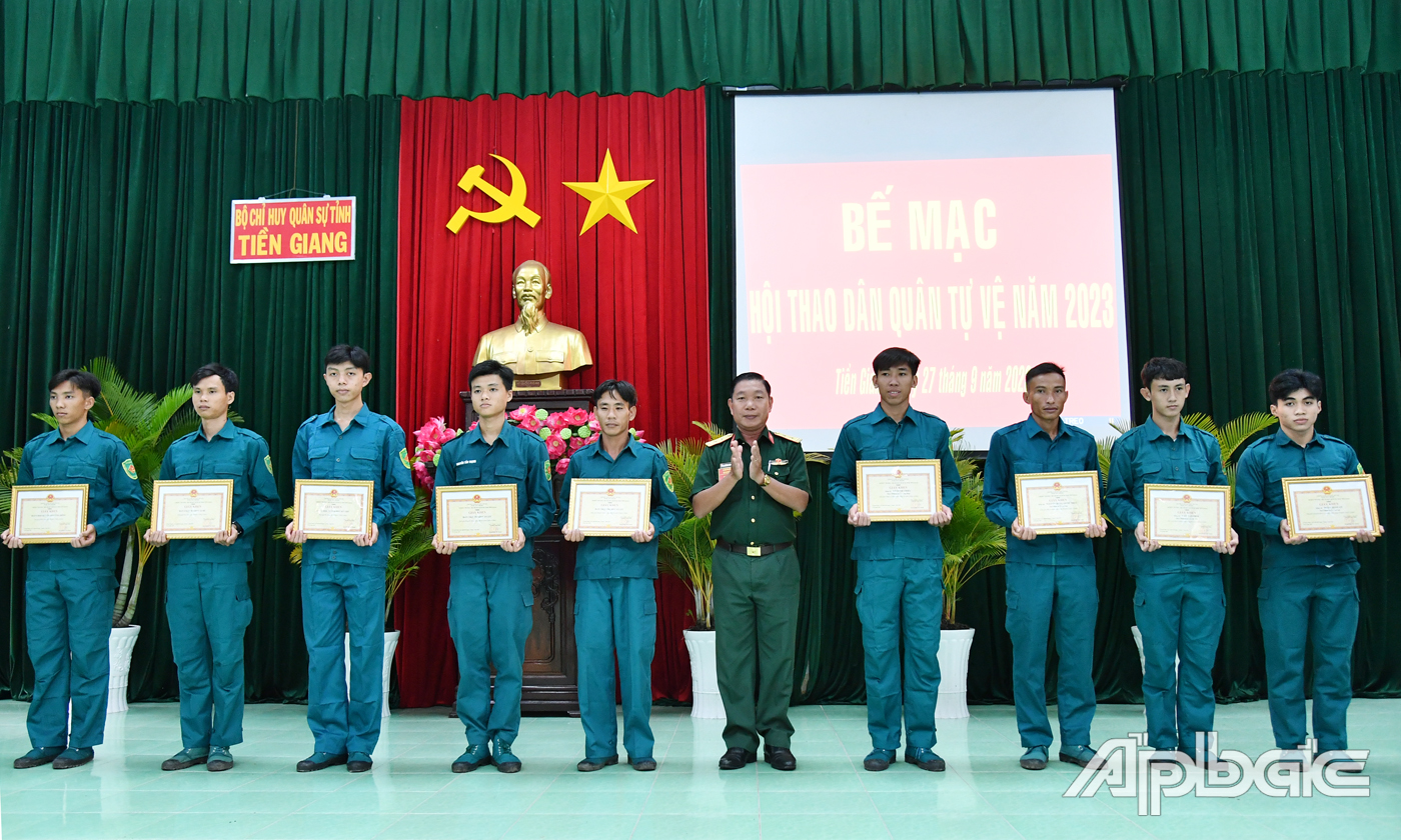  Trung tá Dương Thanh Hồng, Phó Chủ nhiệm Kỹ thuật, Bộ CHQS tỉnh trao Giấy khen cho tập thể và cá nhân đạt giải nội dung 4 môn Chiến sĩ khỏe.