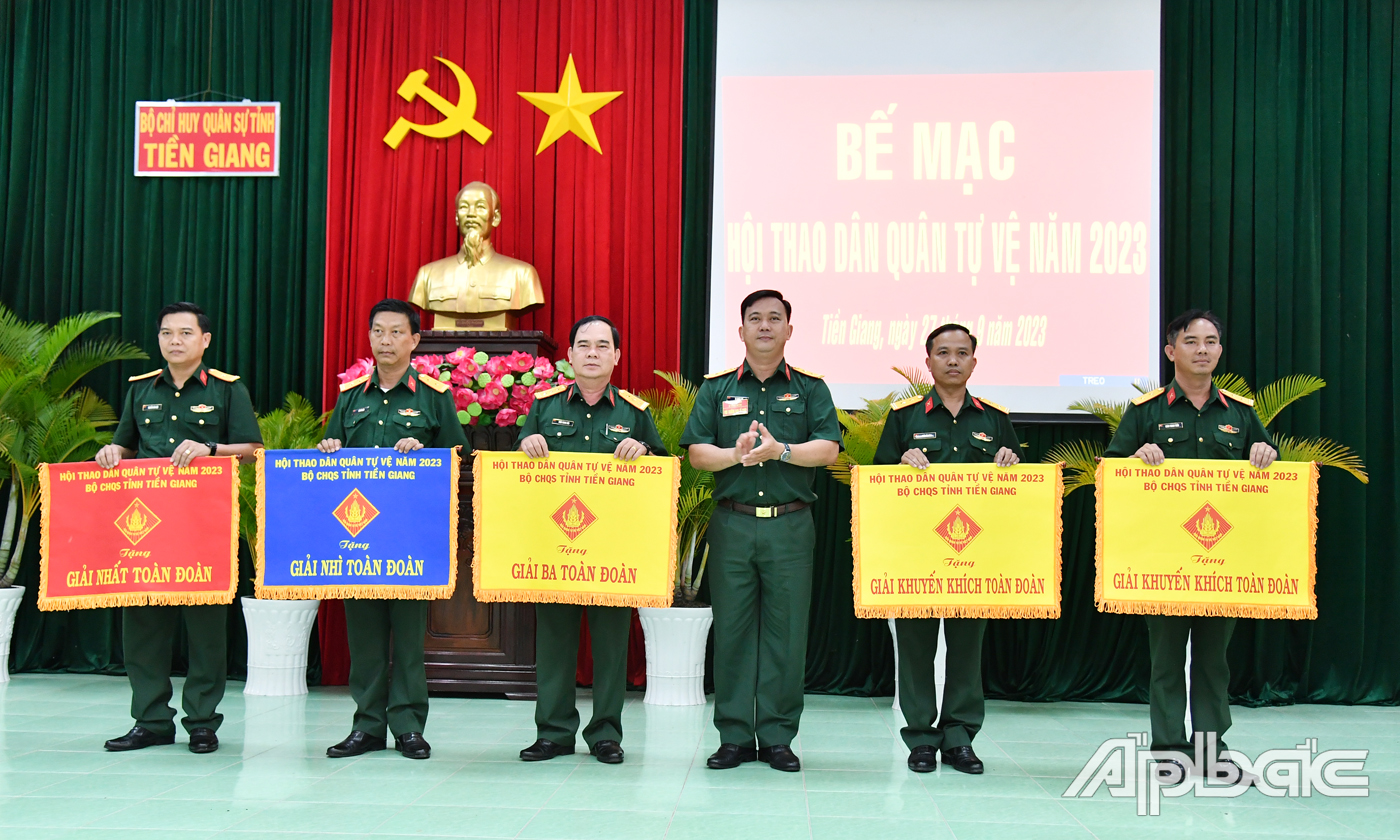 Trung tá Tạ Minh Trí, Phó Tham mưu trưởng Bộ CHQS tỉnh trao Cờ cho các đơn vị.