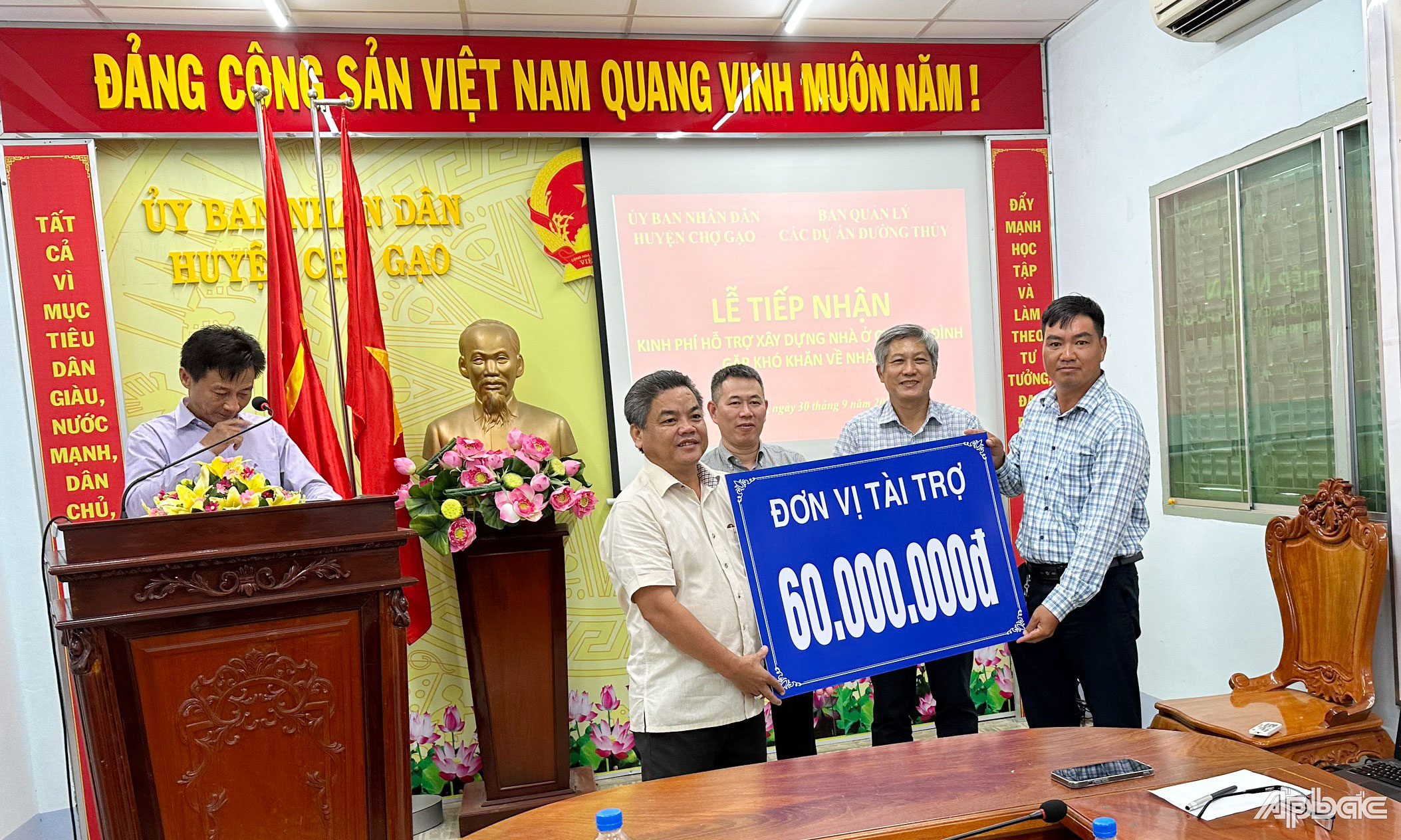 Lãnh đạo Ban Quản lý các dự án Đường thủy trao bảng tượng trưng cho đại diện  UBND huyện Chợ Gạo.