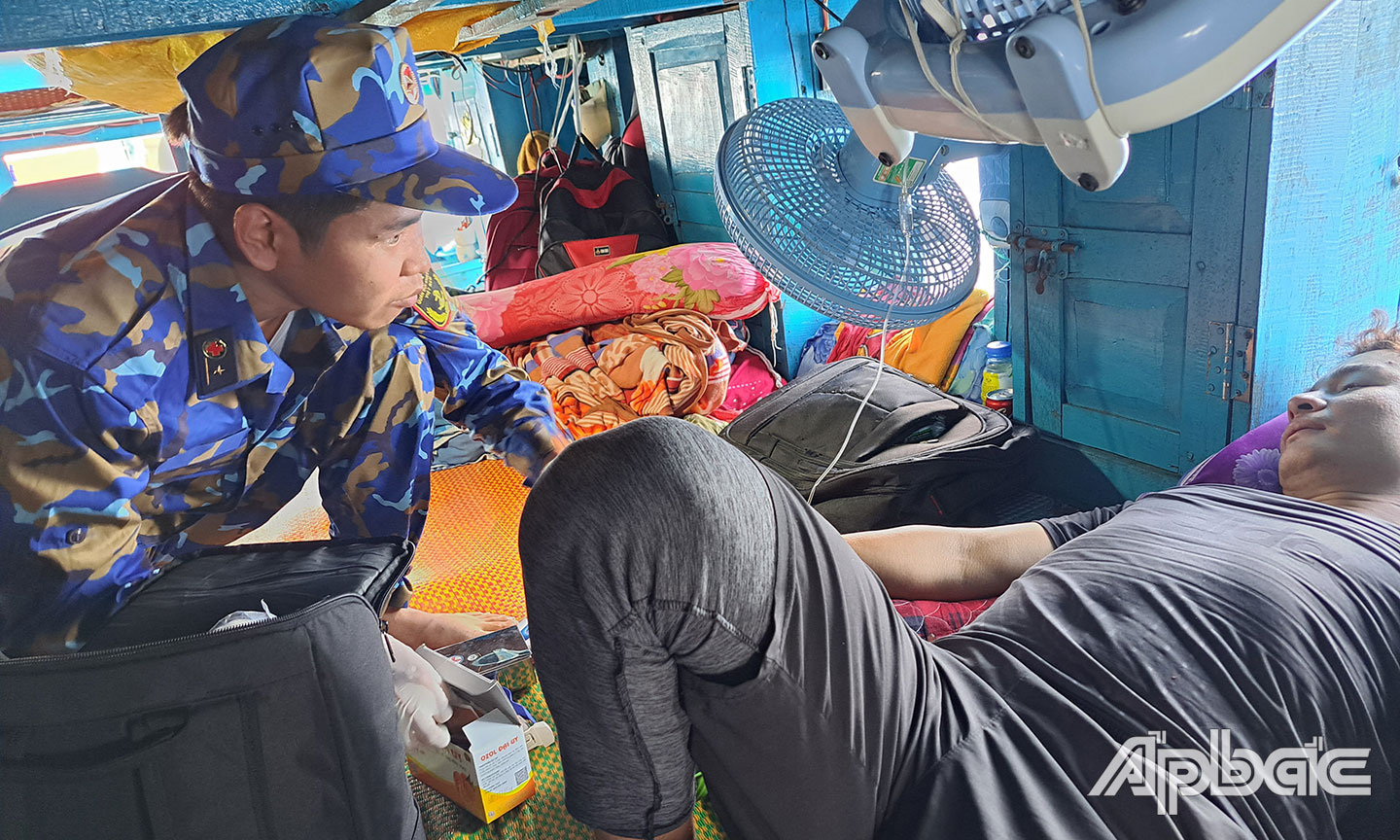 Tàu Trường Sa 04- Vùng 2 Hải quân kịp thời cấp cứu ngư dân bị ngộ độc