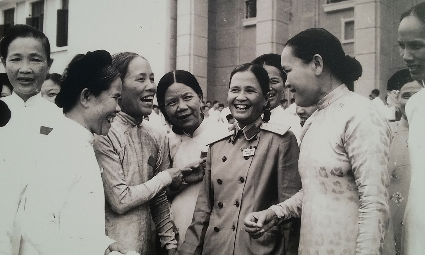 Bà Nguyễn Thị Thập trò chuyện cùng các đại biểu phụ nữ tại Đại hội Đảng toàn quốc lần thứ III (9-1960).