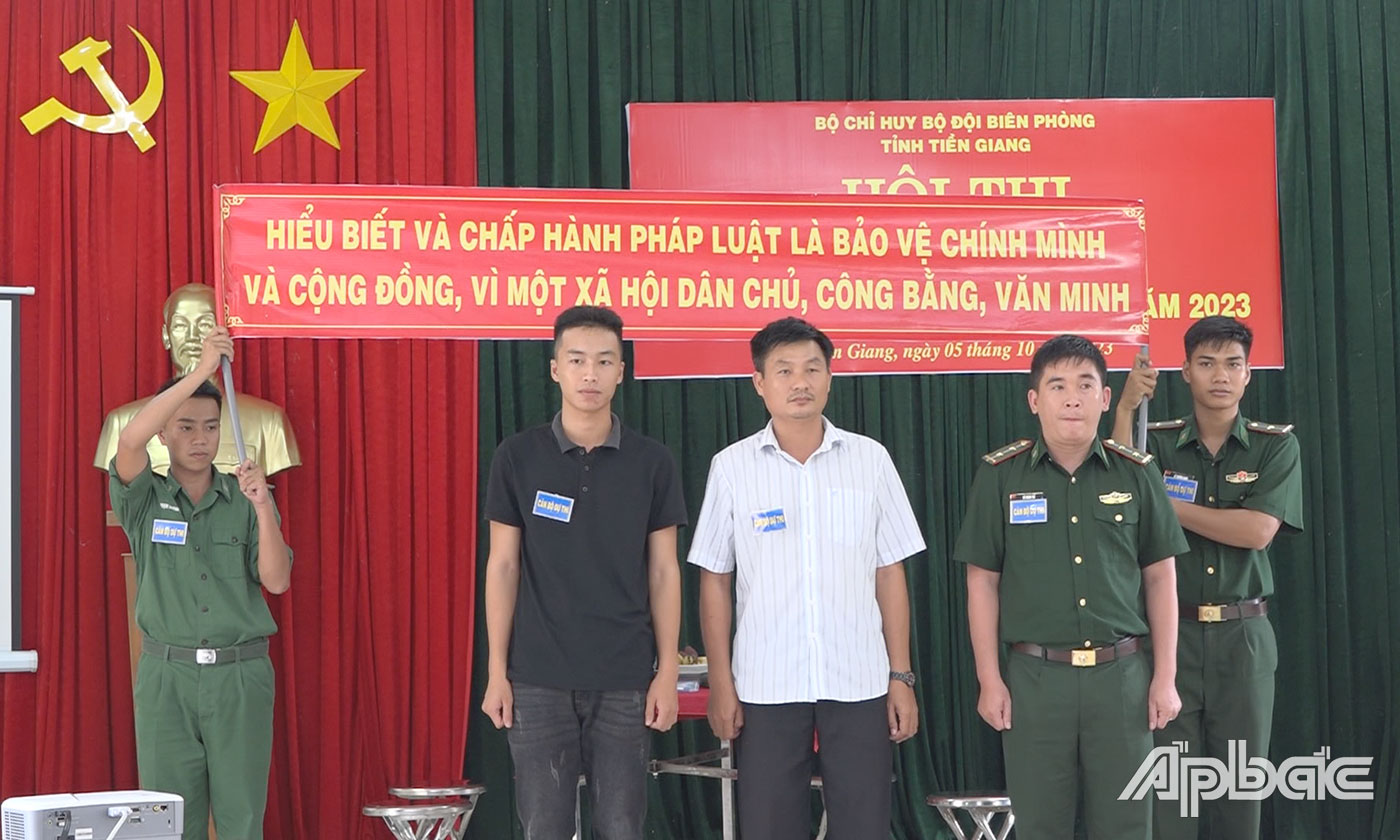 Phần thi tuyên truyền pháp luật của Hải đội 2 và Đồn Biên phòng Phú Tân.