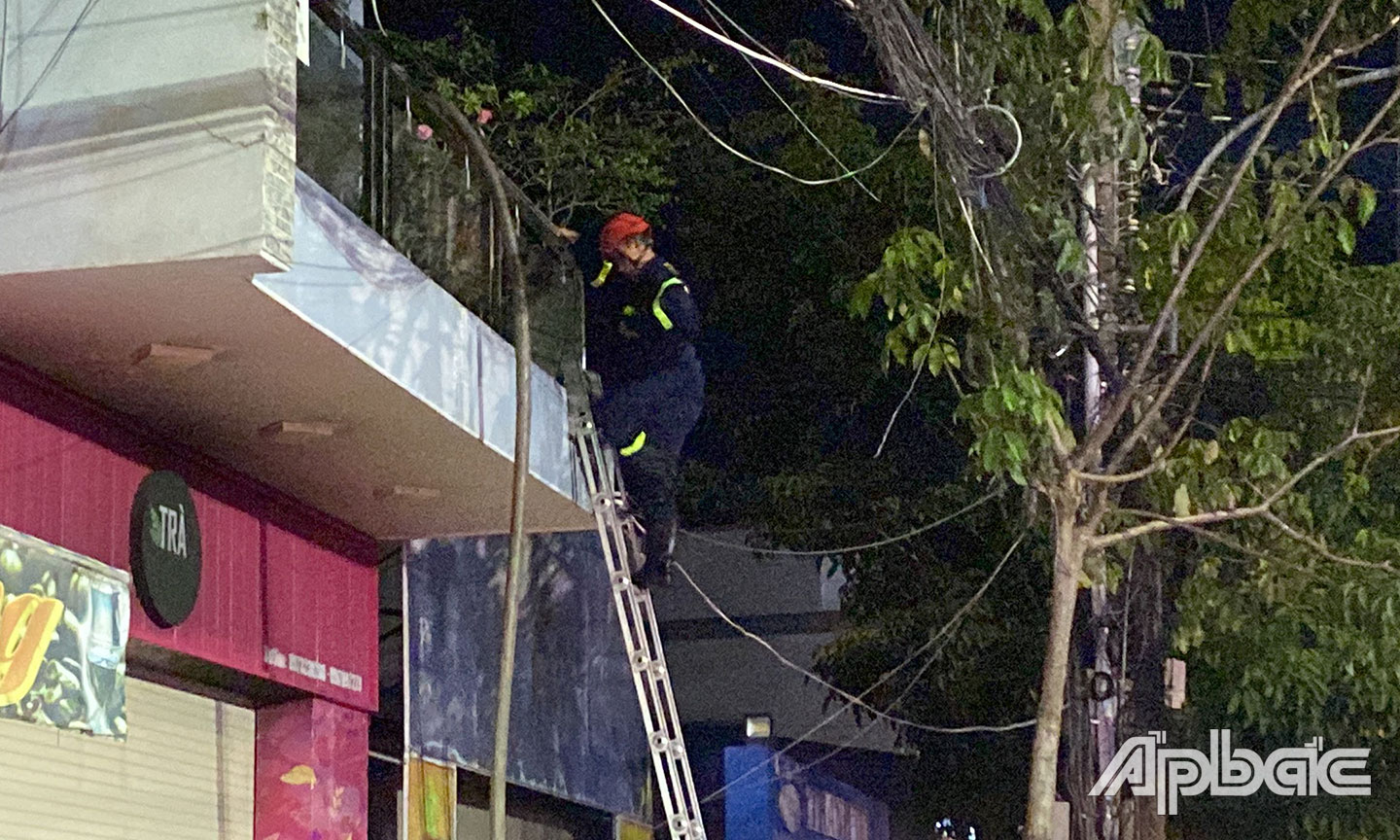 Lực lượng chữa cháy dùng thang leo vào ngôi nhà chữa cháy từ trên xuống.