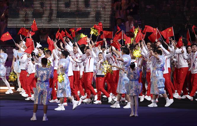 在2023年亞運閉幕式上，中國體育代表團在杭州奧林匹克體育場遊行。照片：THX/TTXVN
