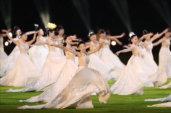 2023 年 10 月 8 日晚，藝術家們在杭州奧林匹克體育場舉行的 2023 年亞洲運動會閉幕式上表演。照片：THX/TTXVN