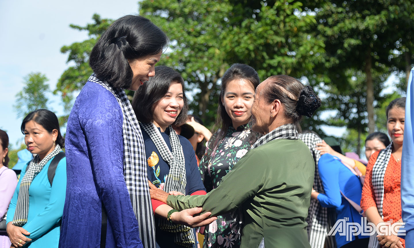 Lãnh đạo Trung ương Hội Liên hiệp Phụ nữ Việt Nam thăm hỏi, trò chuyện thân tình với phụ nữ  quê hương Châu Thành.