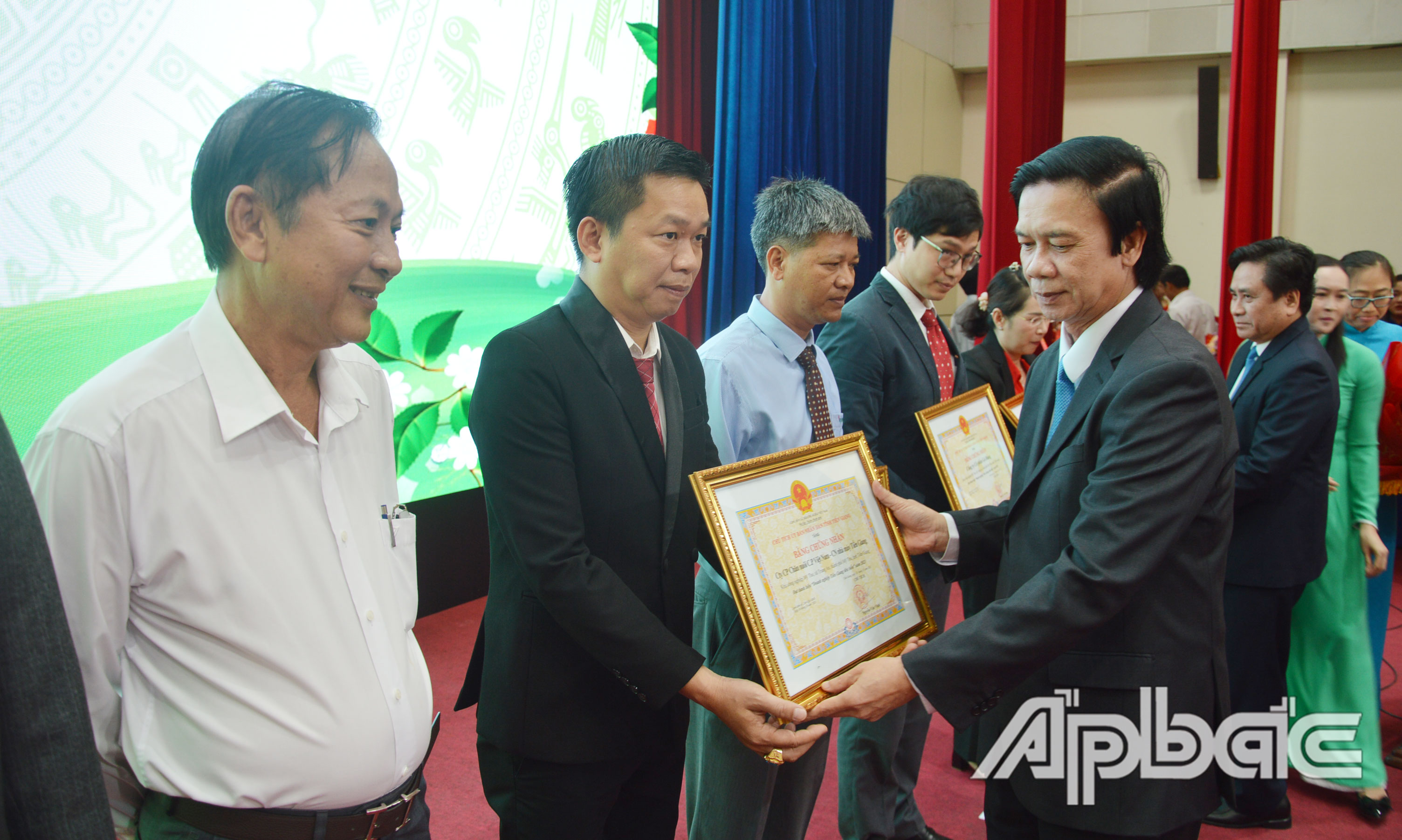 Đồng chí Nguyễn Văn Danh trao Bằng chứng nhận Doanh nghiệp Tiền Giang tiêu biểu năm 2023.