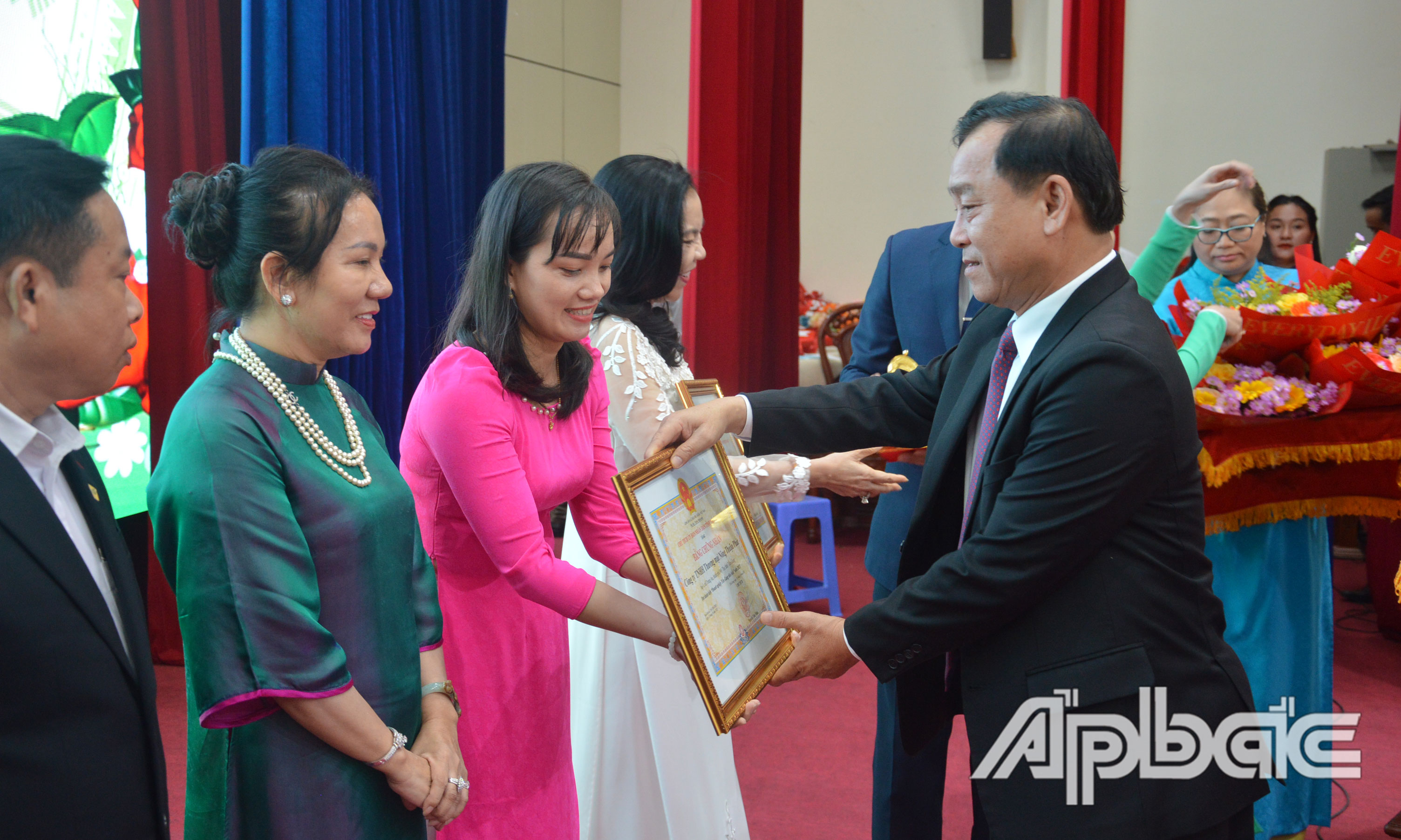 Đồng chí Nguyễn Văn Vĩnh trao Bằng chứng nhận Doanh nghiệp Tiền Giang tiêu biểu năm 2023.