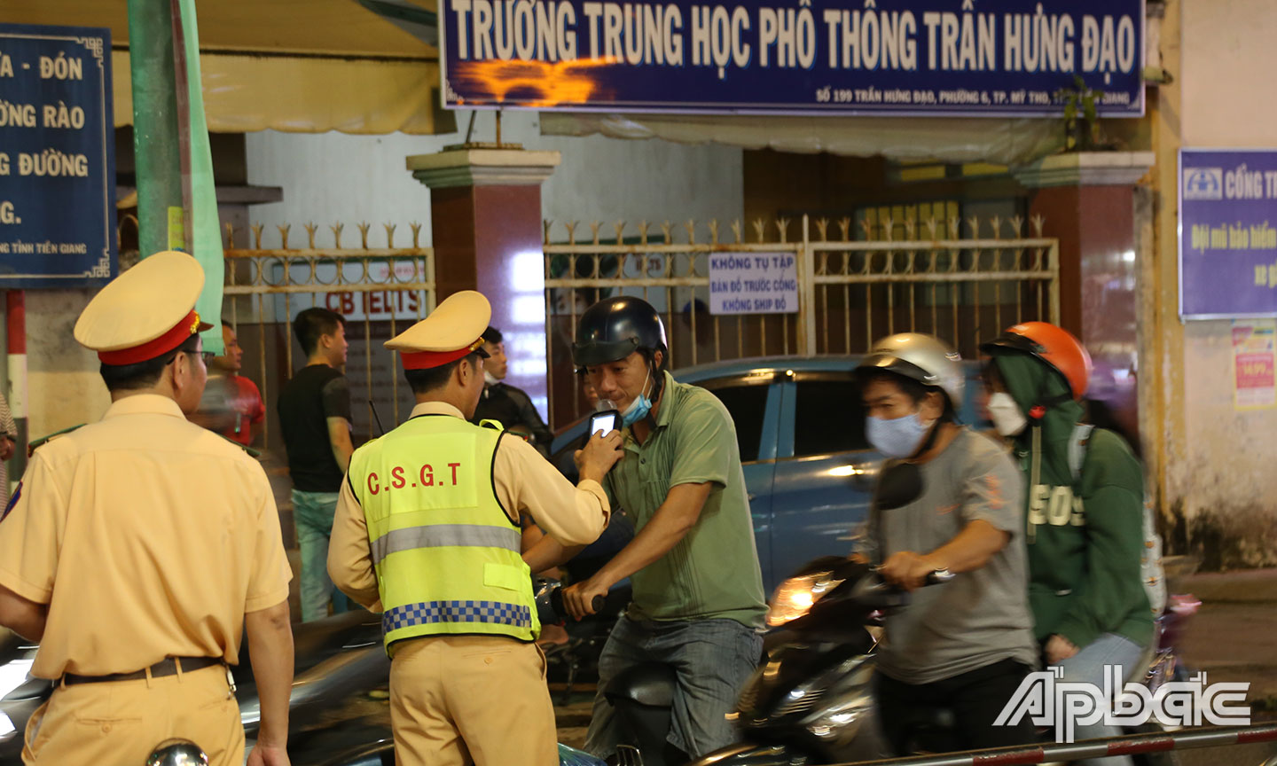 Tổ công tác Cục CSGT kiểm tra nồng độ cồn tại Tiền Giang.