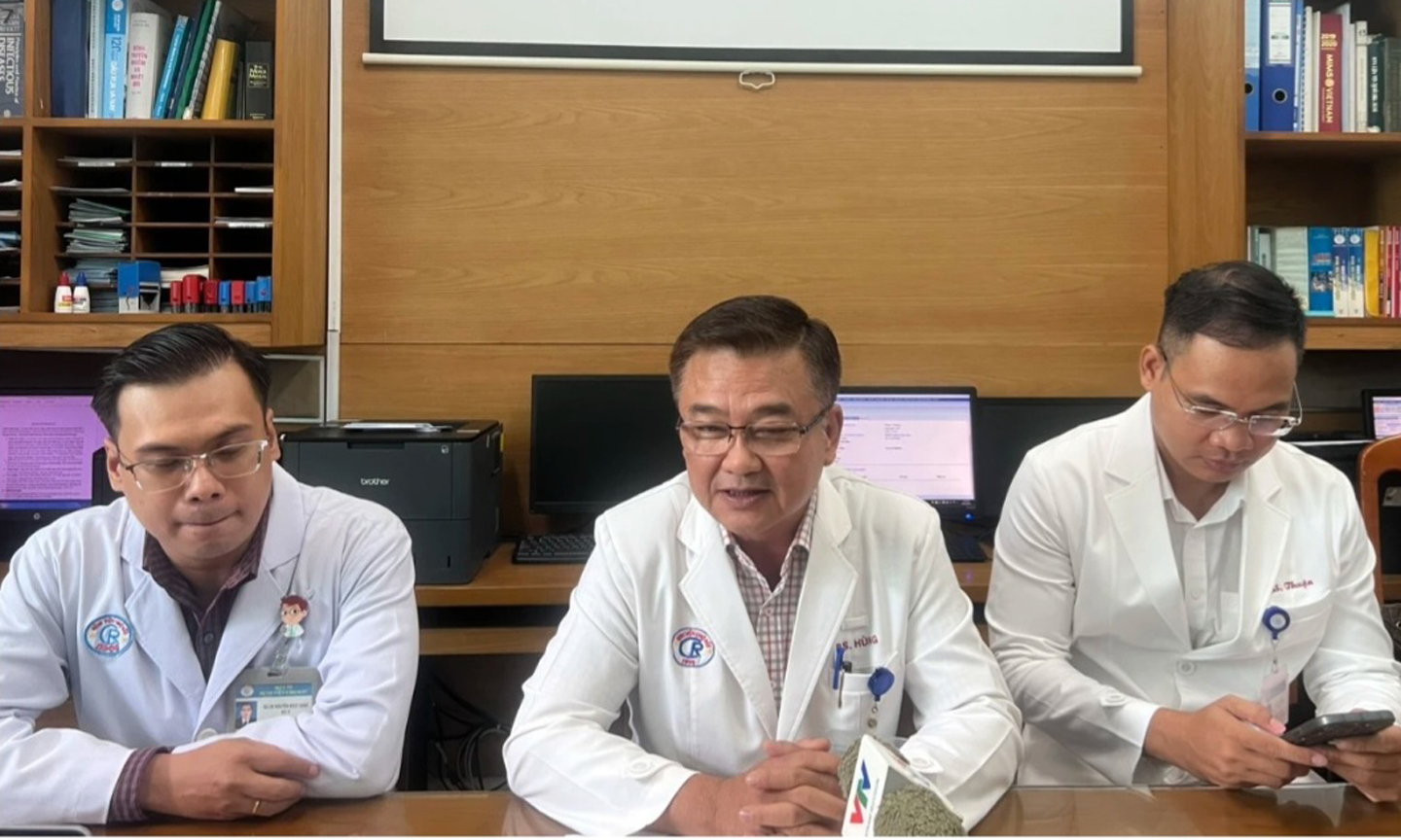 Các bác sĩ Khoa Bệnh nhiệt đới, Bệnh viện Chợ Rẫy (Thành phố Hồ Chí Minh) chia sẻ thông tin với báo chí.