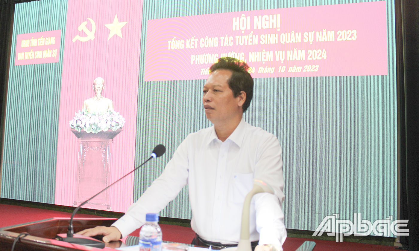 Phó Chủ tịch UBND tỉnh Tiền Giang Nguyễn Thành Diệu, Trưởng ban Ban Tuyển sinh quân sự tỉnh  phát biểu tại hội nghị. 