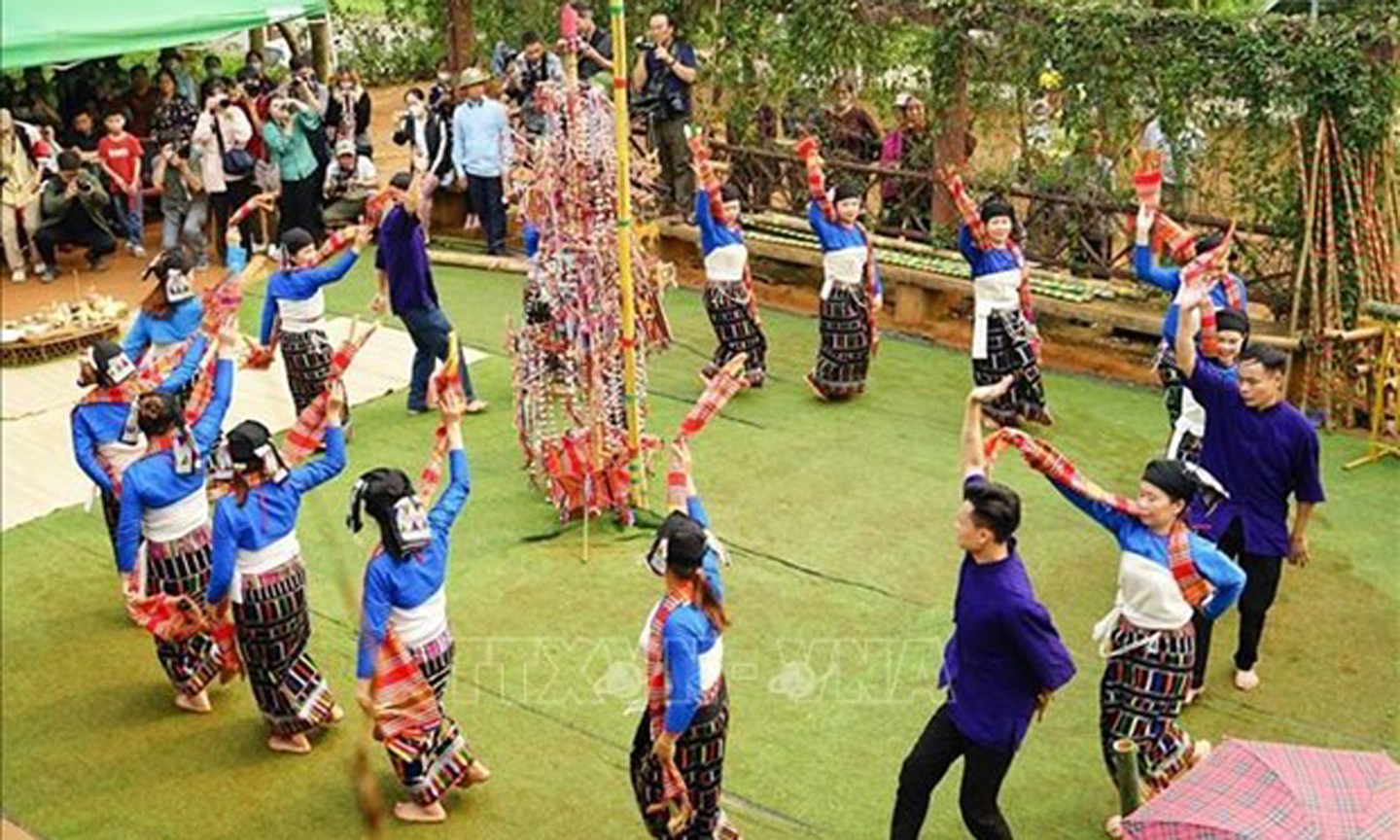Photo exhibition to showcase colours of Vietnamese ethnic groups