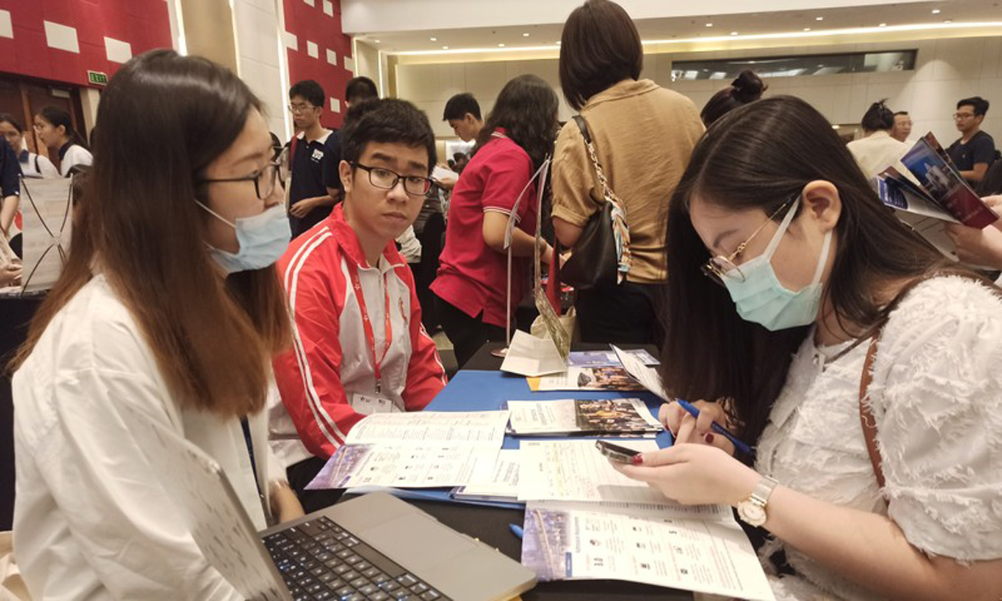  Students learn about information on studying in the US. (Photo: VNA)