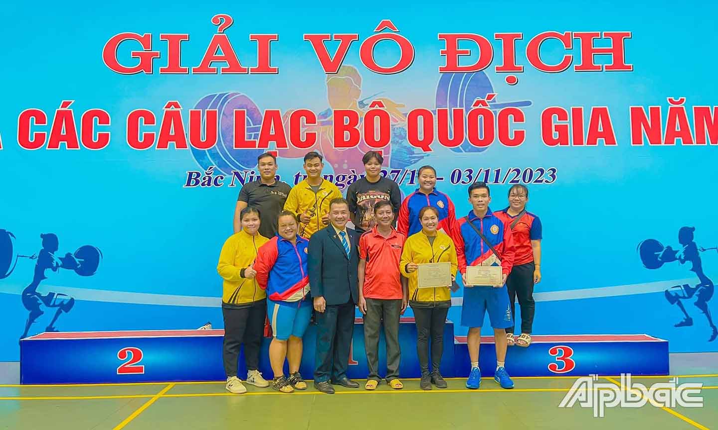 HLV và các VĐV Đội Cử tạ Tiền Giang tham gia thi đấu tại Giải Vô địch Cử tạ các câu lạc bộ quốc gia năm 2023.