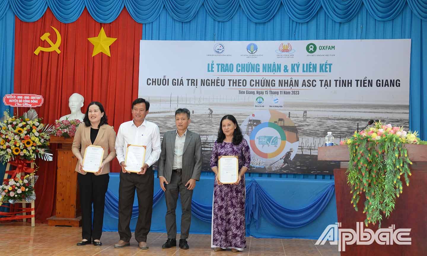 Trao chứng nhận ASC cho Ban Quản lý cồn bãi huyện Gò Công Đông.