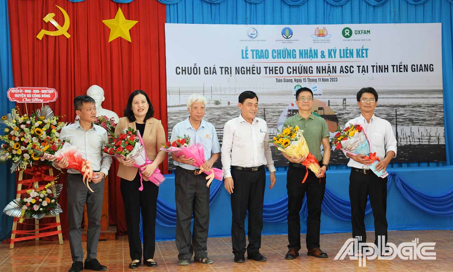 Huyện ủy Gò Công Đông tặng hoa cảm ơn các đơn vị hỗ trợ cấp chứng chỉ ASC.