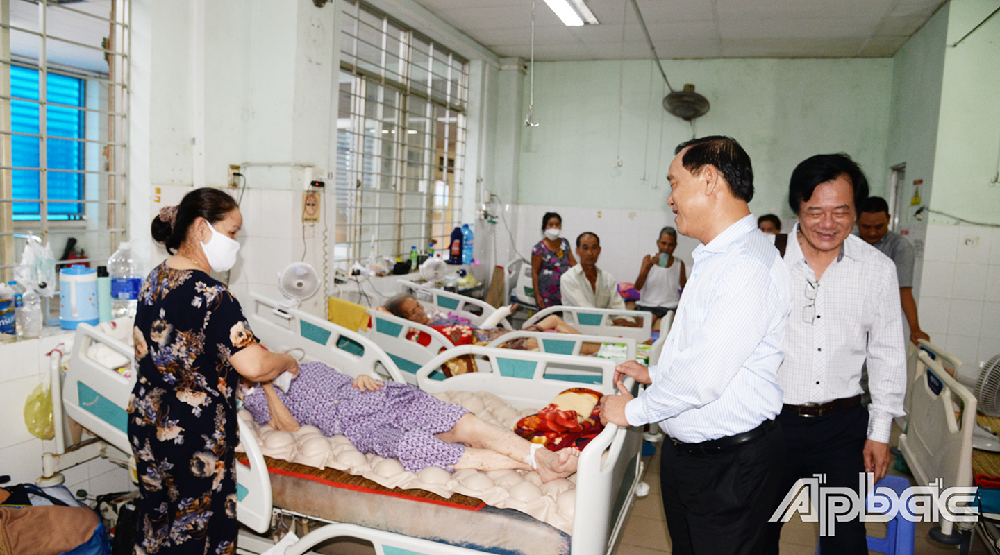 Chủ tịch UBND tỉnh thăm hỏi bệnh nhân đang được chăm sóc, điều trị tại cơ sở cũ của Bệnh viện đa khoa Tiền Giang trước khi chuyển đến cơ sở mới