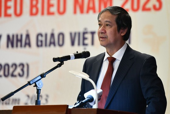 Bộ trưởng Bộ GD-ĐT Nguyễn Kim Sơn phát biểu tại lễ tuyên dương.
