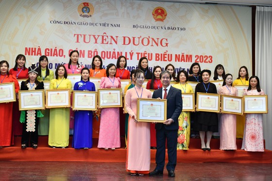 Bộ trưởng Bộ GD-ĐT Nguyễn Kim Sơn trao bằng khen cho các nhà giáo tiêu biểu.