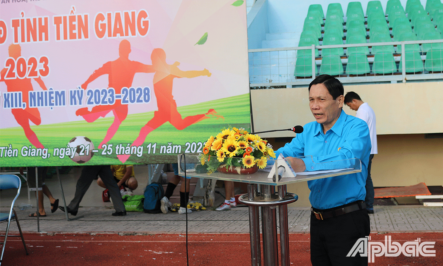 Chủ tịch Liên đoàn Lao động tỉnh Tiền Giang Lê Minh Hùng phát biểu khai mạc giải bóng đá