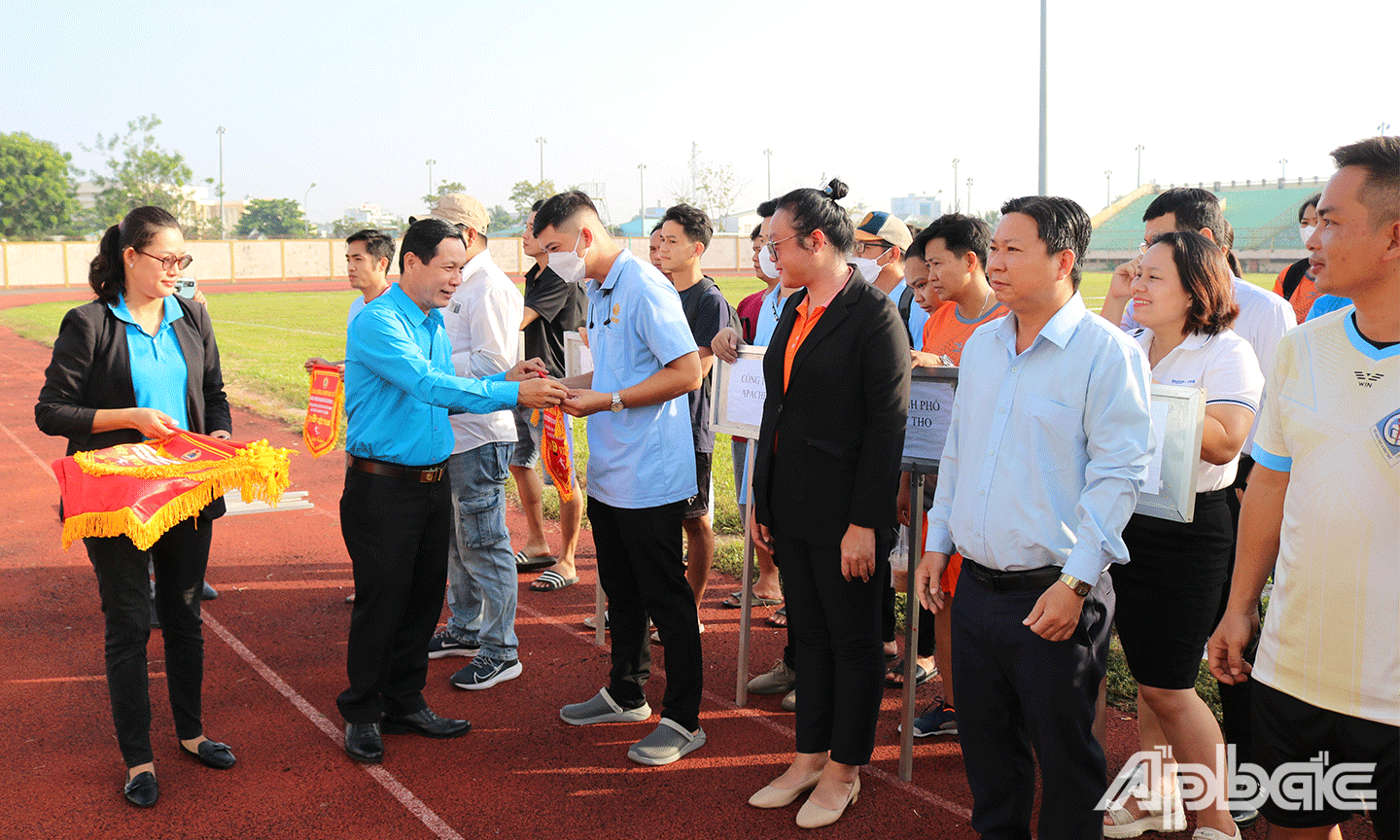 Ban tổ chức trao Cờ lưu niệm cho các đội tham gia giải bóng đá 