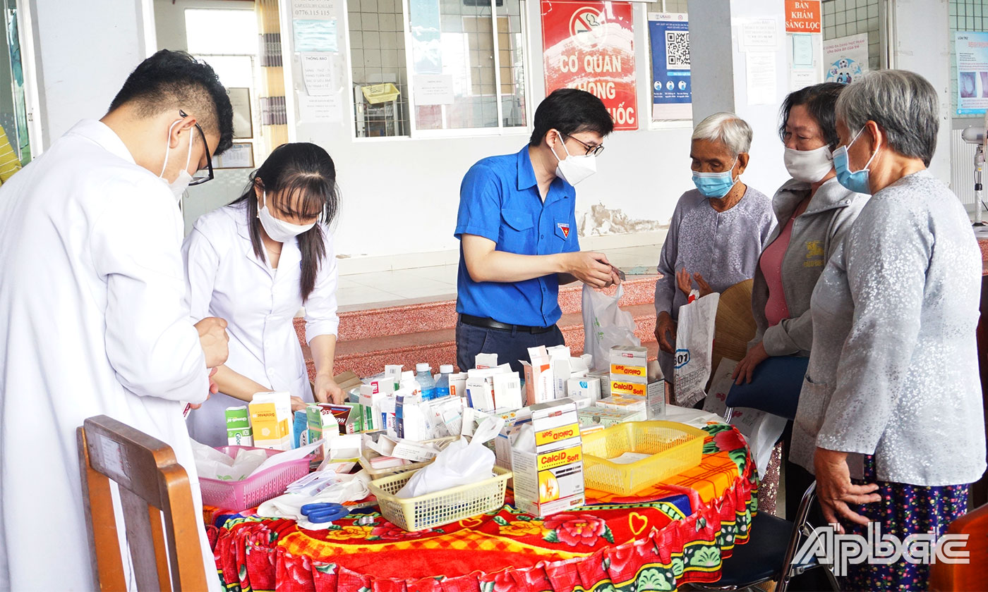 Các bác sĩ Bệnh viện Đa khoa tỉnh Tiền Giang khám, tư vấn sức khỏe và cấp thuốc miễn phí cho người dân