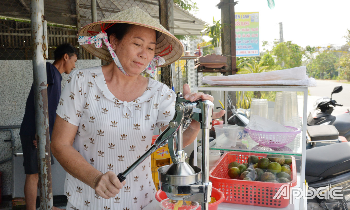 Từ nguồn vốn Dự án “Hỗ trợ mua bán nhỏ lẻ”, chị Nguyễn Thị Hằng (ở thị trấn Mỹ Phước) mua máy ép cam và các vật dụng để bán nước giải khát.