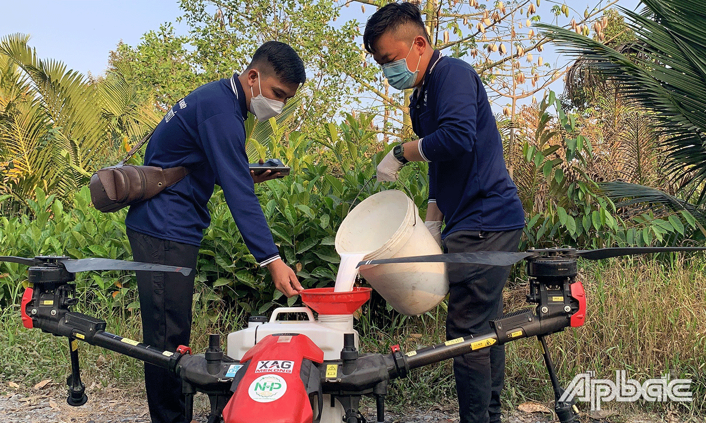 Chuẩn bị phun thuốc cho vườn sầu riêng ở huyện Cai Lậy bằng thiết bị máy bay không người lái.                                                                                    	Ảnh: TUẤN LÂM