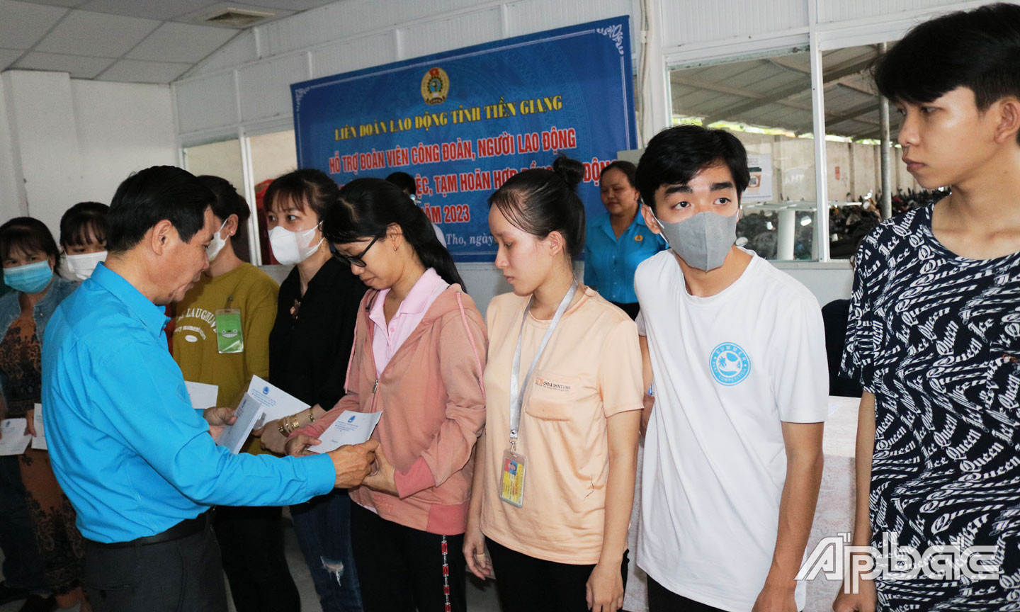  Chủ tịch LĐLĐ tỉnh Lê Minh Hùng trao hỗ trợ cho công đoàn viên, công nhân gặp khó khăn do bị hoãn hợp đồng, giảm giờ làm.