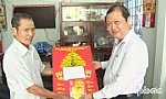 Đồng chí Phan Phùng Phú thăm gia đình chính sách nhân Ngày 22-12