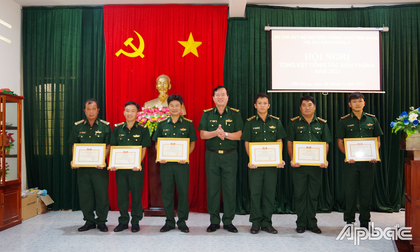 Đại tá Trần Văn Le trao tặng danh hiệu “Đơn vị tiên tiến” và danh hiệu “Chiến sĩ tiên tiến” cho các tập thể và cá nhân đạt thành tích xuất sắc trong phong trào thi đua Quyết thắng năm 2023. 