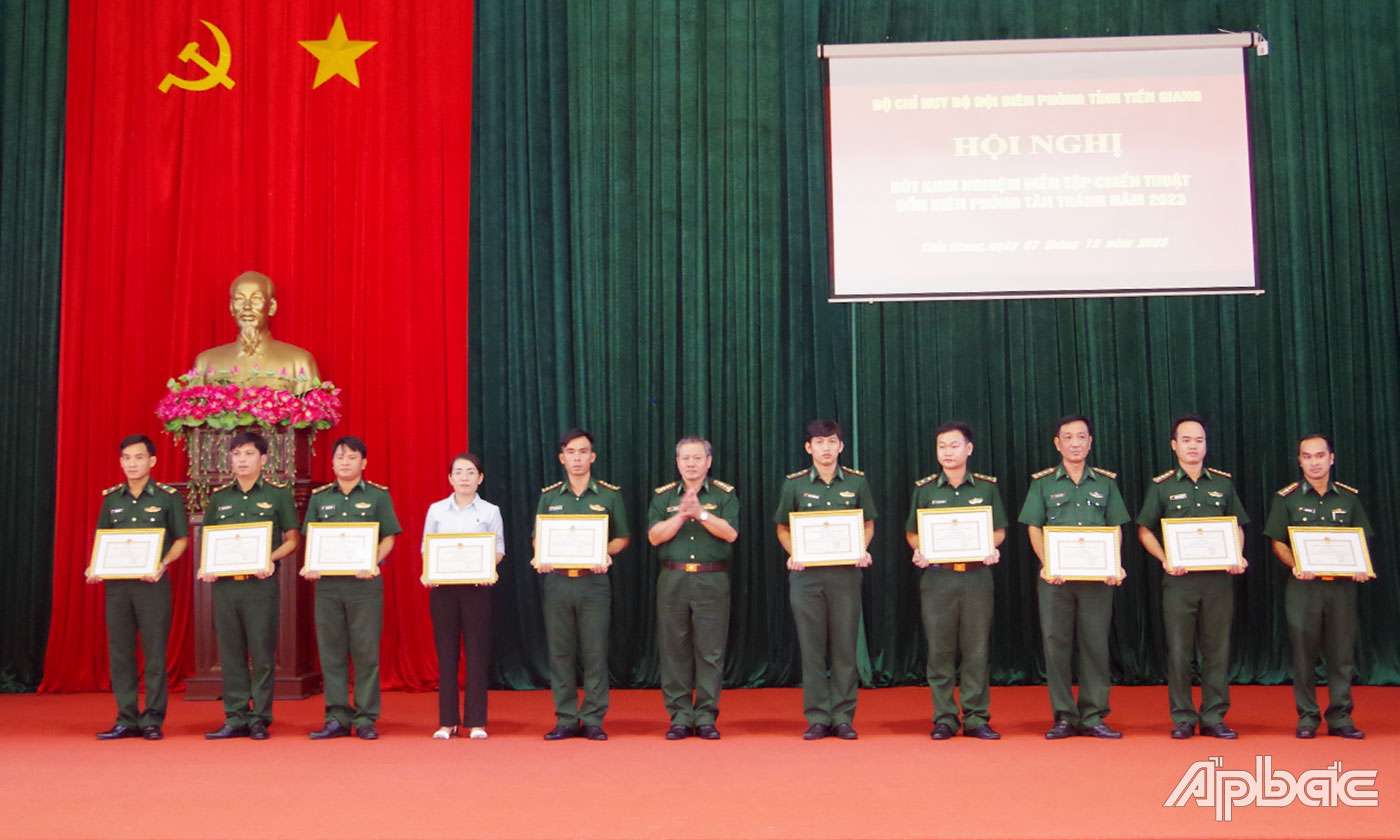 Đại tá Bùi Văn Vũ, Chính ủy BĐBP Tiền Giang trao tặng giấy khen cho 10 cá nhân có thành tích xuất sắc trong tham gia diễn tập chiến thuật Đồn Biên phòng năm 2023. 