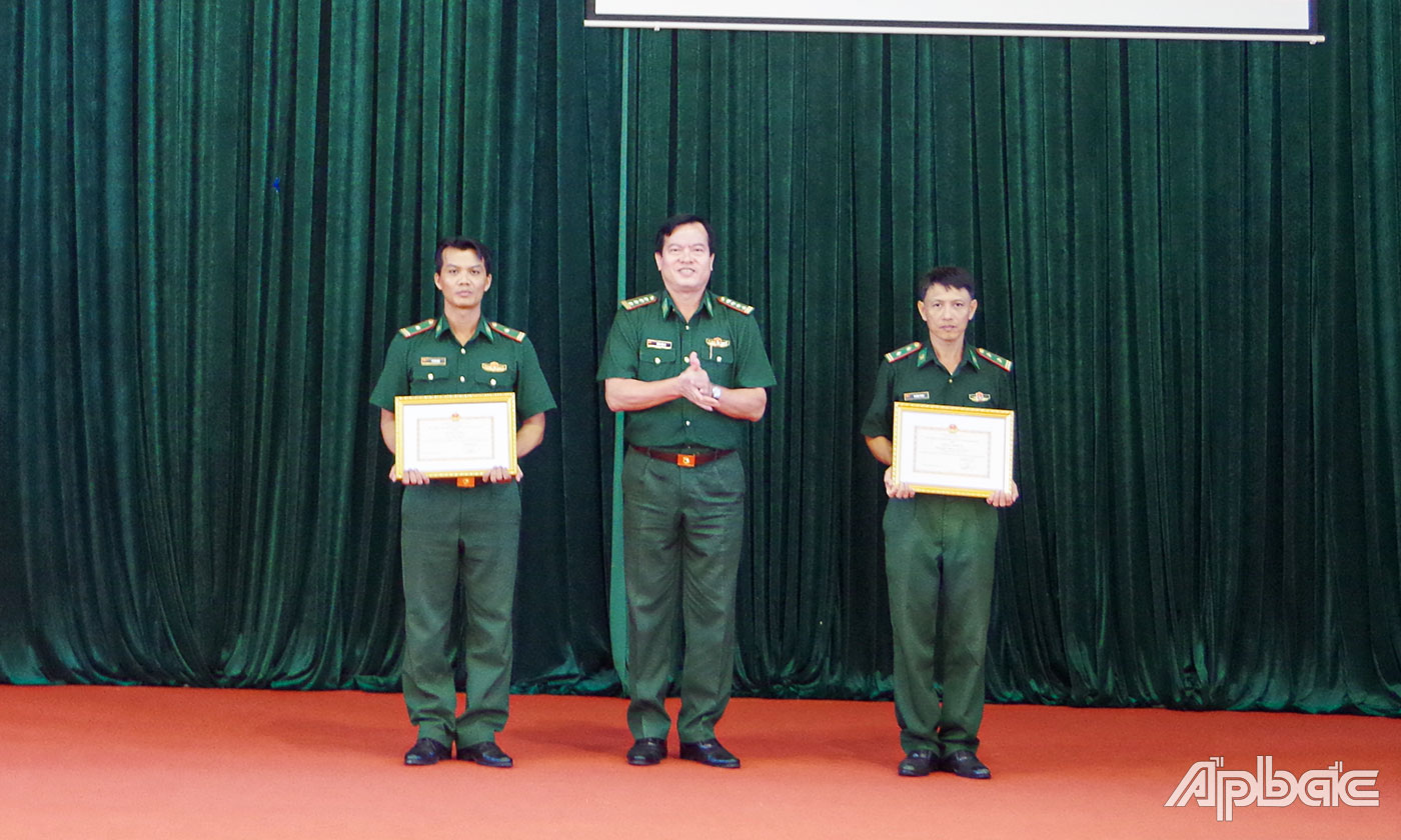 Đại tá Trần Văn Le, Chỉ huy trưởng BĐBP Tiền Giang trao tặng giấy khen cho 2 tập thể có thành tích xuất sắc trong tham gia diễn tập chiến thuật Đồn Biên phòng năm 2023. 
